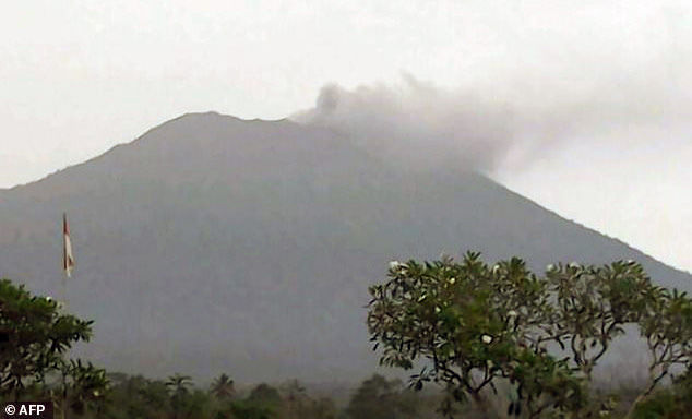 Gunung Agung Meletus, Status Siaga Belum Dinaikkan BNPB Bali